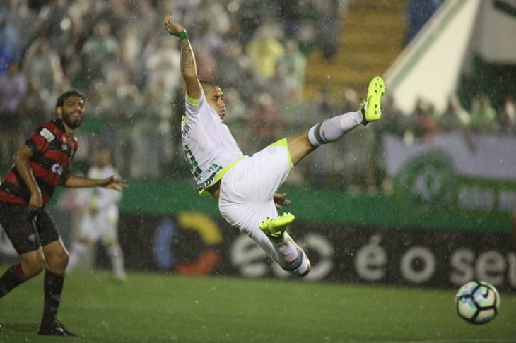 Chapecoense vence, quebra o embalo e complica o Vitória