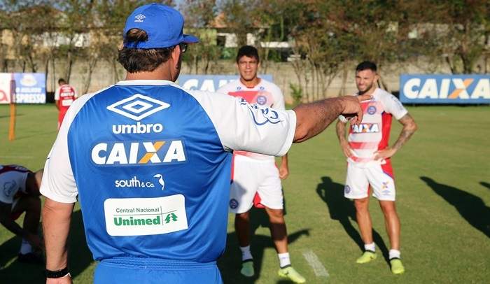 Guto esboça time do Bahia com meia da base e lateral improvisado