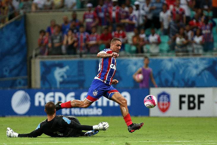 Meia do Bahia comemora o primeiro gol da temporada 2018