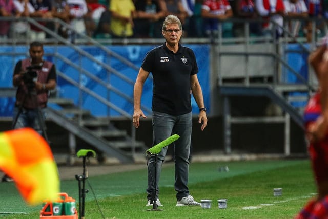 Veja o vídeo: Irritado, Osvaldo Oliveira tenta sair na porrada com repórter