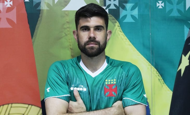 Vasco da Gama oficializa contratação de goleiro do Vitória