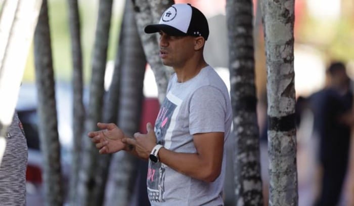 Após reunião no Barradão, Neto Baiano comenta provável retorno ao Vitória