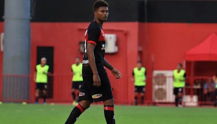 Após polêmica com vídeo íntimo, Jogador do Vitória divulga nota se retratando