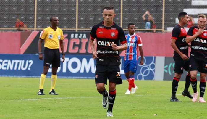 Após sofrer entorse no Ba-Vi, lateral do Vitória não deve enfrentar o Sport