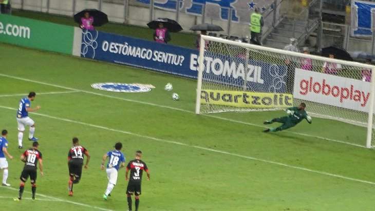 Cruzeiro vence com tranquilidade e encaminha o Vitória para Série B