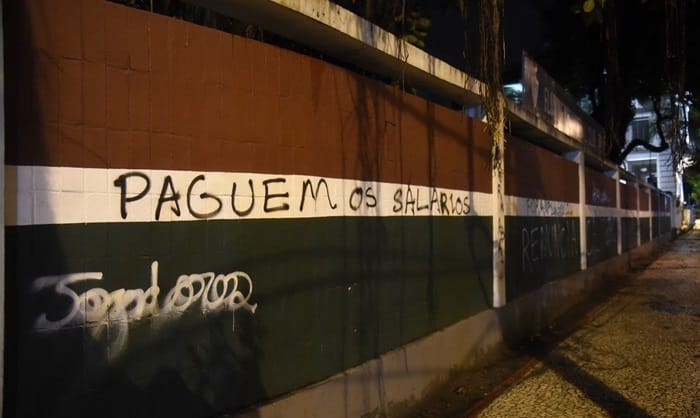 Antes de enfrentar o Bahia, torcedores do Fluminense picham a sede do clube