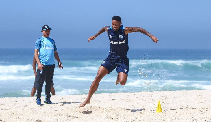 Grêmio treina em praia do Rio antes de embarcar para enfrentar o Vitória