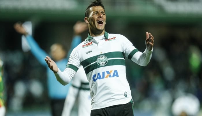 Atacante perto de rescindir com o Vitória para assinar com o América-MG