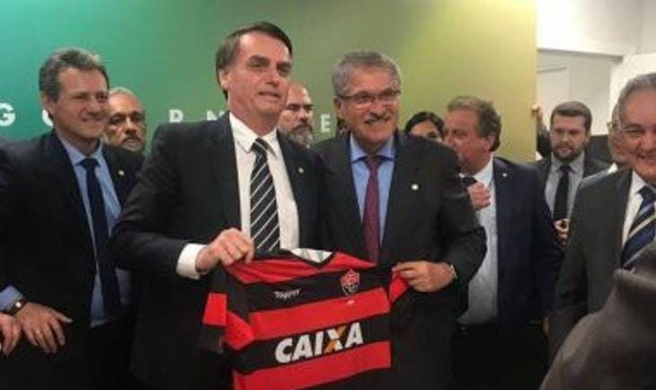 Jair Bolsonaro é presenteado com camisa do E.C Vitória em Brasília