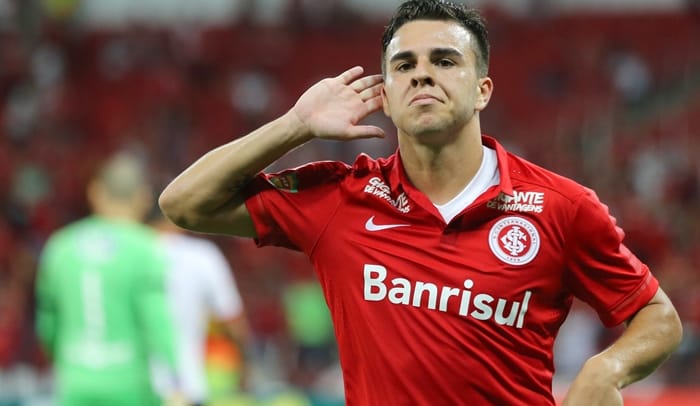 Vitória dá chapéu no Ceará e encaminha contratação de meia do Inter