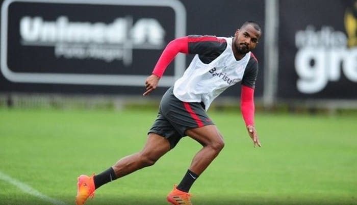 Vitória deve acertar empréstimo de zagueiro com passagem pelo Bahia