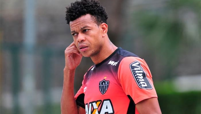 Vitória por detalhes para anunciar contratação de experiente zagueiro