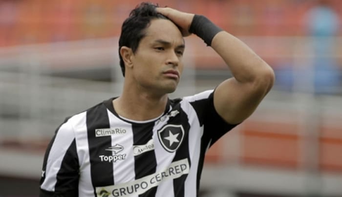 Volante revela acerto próximo com o Vitória e veto de Marcelo Chamusca