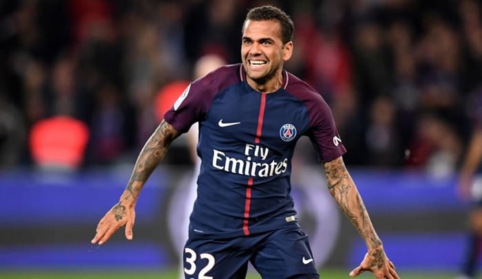 Antes de acertar com Rafinha, Flamengo tentou contratar Daniel Alves