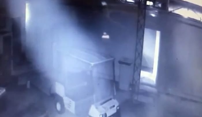 Vídeo mostra início do incêndio e jovens saindo do alojamento do Flamengo