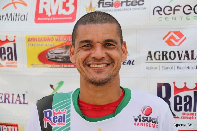 Waguinho, atleta que mais atuou na história da Juazeirense (139 jogos). A trajetória do jogador é do é de emocionar qualquer um, inclusive e ele mesmo, afirma a matéria publicada no site oficial do time da Juazeirense com estrema exatidão. Na entrevista, o atleta conta a sua historia de vida e todas dificuldades que enfrentou. Um autentico lutador!