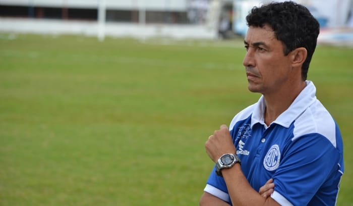Confiança-SE demite o treinador antes da partida contra o Vitória