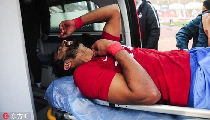 Ex-atacante do Flamengo sofre fratura após marcar em estreia na China