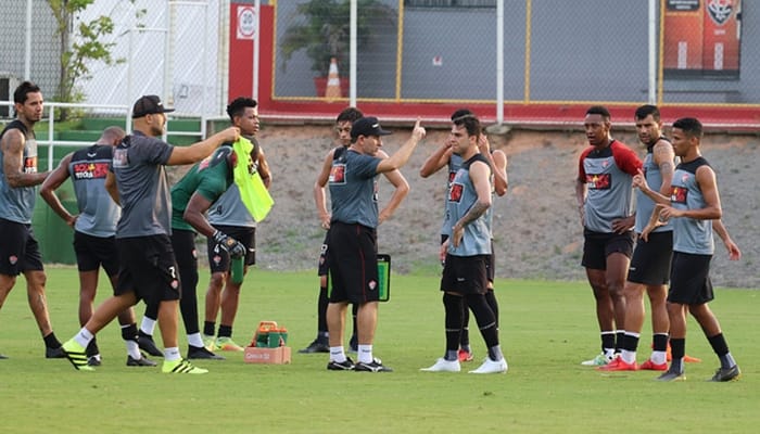 Com lateral e goleiro de molho, Tencati realiza primeiro treino no Vitória