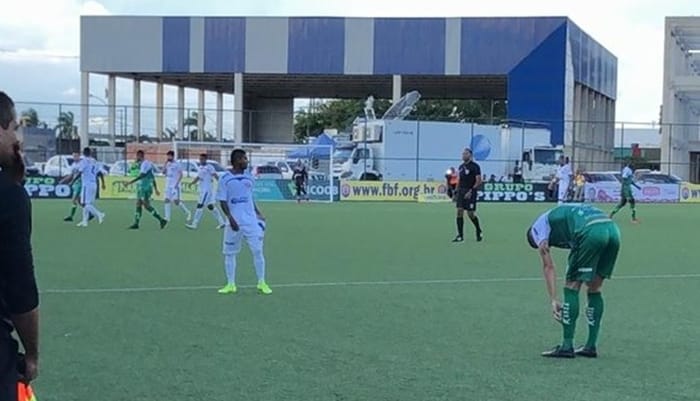Em decisão hoje à tarde na Arena Cajueiro em Feira de Santana, após empatar o primeiro jogo em 1 x 1 no Estádio Lomanto Junior, o time tricolor do Interior derrotou o Vitória da Conquista de virada pelo placar 2 x 1. Gustavo Almeida, abriu o placar para o Vitória da Conquista, enquanto Gabriel Bispo empatou e Deon marcou o segundo, conduzindo o Bahia de Feira para a sua segunda decisão do Campeonato.