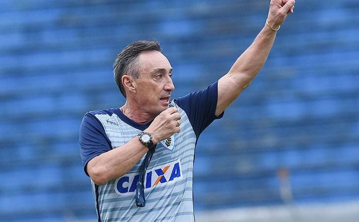 O Londrina é treinado por Roberto Fonseca que recentemente conduziu o Sampaio Corrêa para o titulo da Copa do Nordeste, justamente contra o Bahia em plena Arena Fonte Nova.