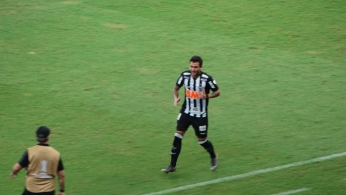Ex-Bahia marca, Atlético-MG vence de virada e respira na Libertadores