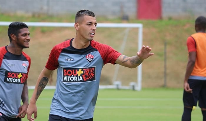 Volante e atacantes são regularizados e já podem estrear pelo Vitória