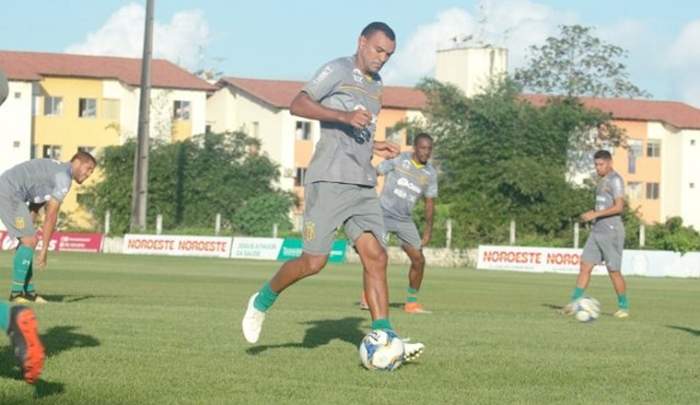 Diones destaca bom ano individual e espera definir futuro em breve