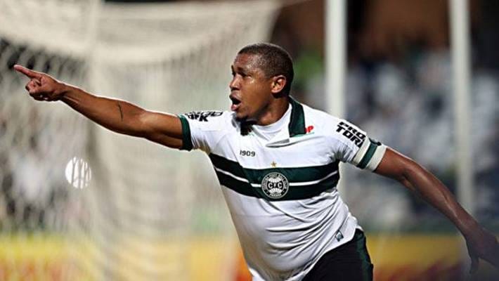 Ex-Bahia marca, Coritiba bate o Oeste e segue na caça ao líder da Série B