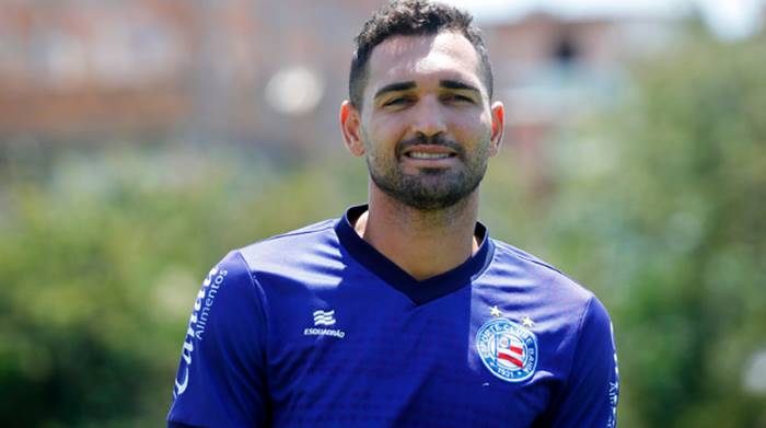 Gilberto será reavaliado pelo DM do Bahia após sofrer pancada no joelho