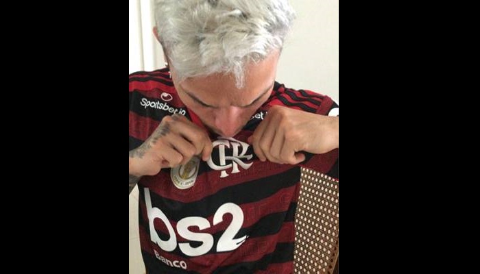 Torcedores protestam com foto de Artur beijando escudo do Flamengo