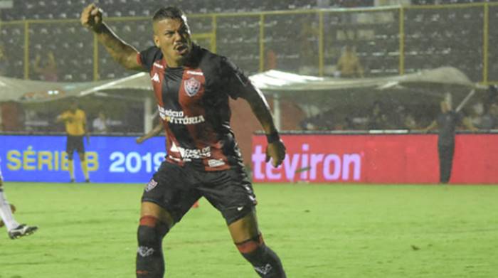 Presidente do Vitória anuncia renovação do lateral Thiago Carleto