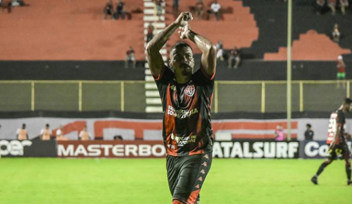 Vitória se reúne com empresário para manter o lateral Thiago Carleto