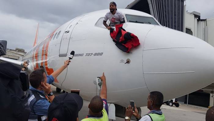 Flamengo desembarca no Rio e faz a festa dos funcionários do Galeão