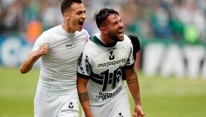 Meia quer bom jogo do Coritiba contra o Vitória para conquistar acesso