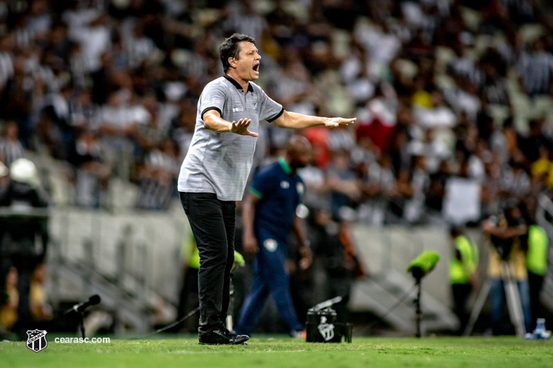 Técnico do Ceará não resiste a goleada do Flamengo e é demitido após o jogo