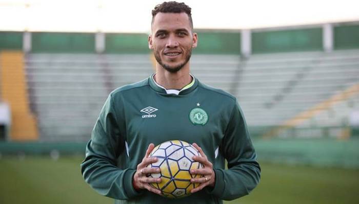 Sobrevivente do acidente da Chapecoense pendura as chuteiras