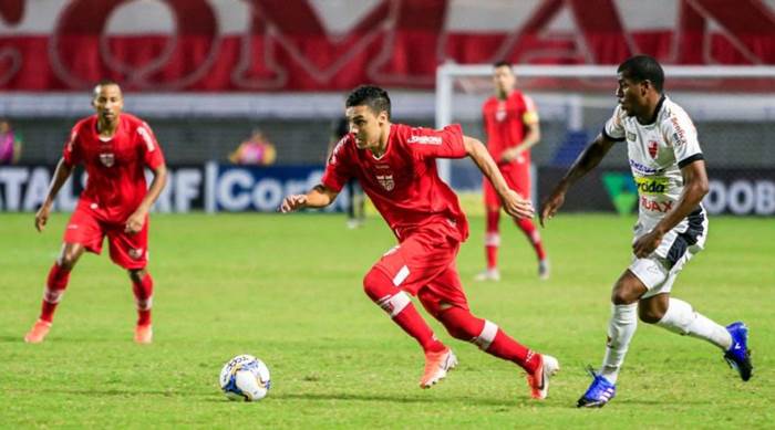 Vitória vence disputa com alagoanos e anuncia atacante de 23 anos