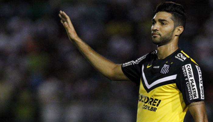 Revelado no Vitória, volante do Tigres negocia com a Chapecoense