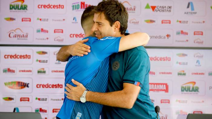 Mesmo com trio de garçons, torcedor do Bahia ainda aguarda o meia armador