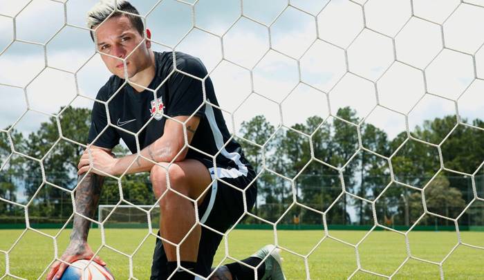 Bragantino oficializa a contratação do atacante Artur por R$ 25 milhões