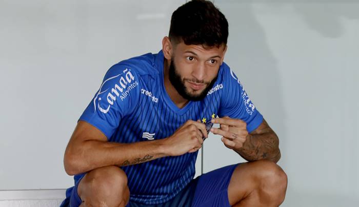 Lateral celebra retorno ao Bahia e promete muita raça e dedicação