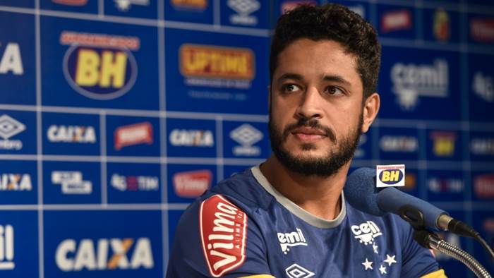 Na mira de Bahia e Santos, Léo decide permanecer no Cruzeiro
