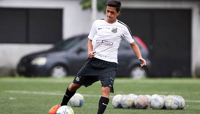 Vitória contrata meio-campista que estava no futebol colombiano