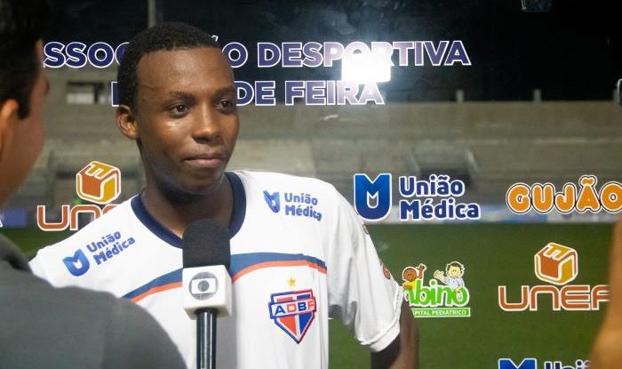 Pelé comemora seu primeiro gol com a camisa do Bahia de Feira