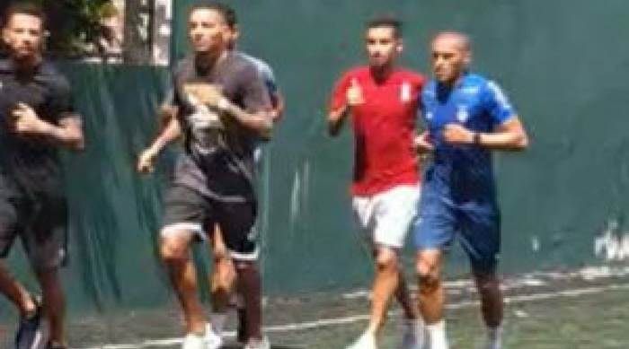 Com atividades suspensas no CT, jogadores do Bahia treinam em condomínio