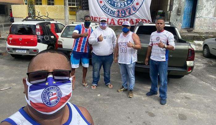 Torcida organizada do Bahia distribui 2 toneladas de alimentos na Cidade Baixa