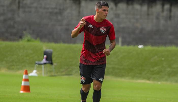 Com dores na coxa, meia é dúvida no Vitória para enfrentar o CSA