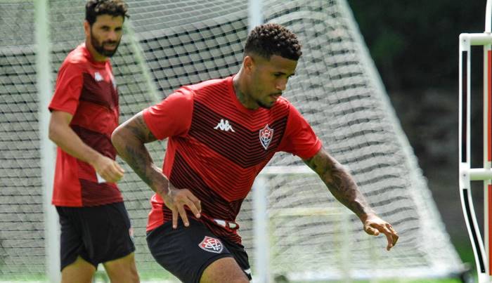 Zagueiro e laterais devem seguir como desfalques no Vitória