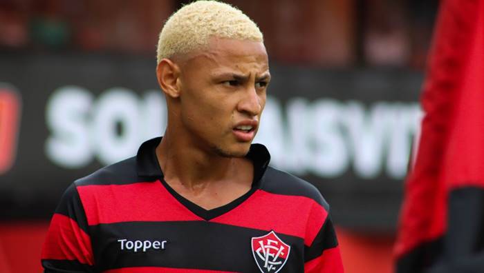 Neilton rescinde contrato com o Vitória e acerta com o Coritiba